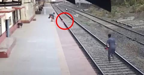 Salta a los rieles para salvar a un niño que cayó segundos antes de la llegada del tren
