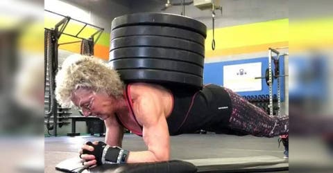A los 71 años rompe récords levantando pesas aunque le dicen que es muy riesgoso