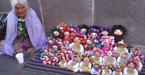 Una abuelita desilusionada pide ayuda tras viajar cientos de kilómetros para vender sus muñecas