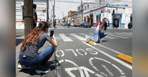 Decenas de personas acuden a la ciclovía más peligrosa para hacerse fotos causando indignación
