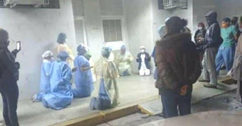 Desesperados, los médicos se arrodillan rezando por el drama que sufren en el hospital