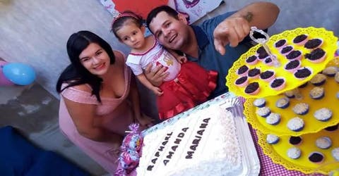 Una pareja y su hija celebran su cumpleaños el mismo día y acusan a sus familiares de tacaños