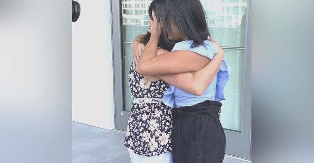 «Me robaron 36 años»- Tras pensar que era hija única se encuentra con su hermana gemela «Me robaron 36 años»- Tras pensar que era hija única se encuentra con su hermana gemela
