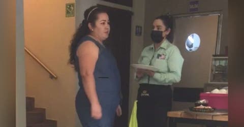 Una humilde empleada paga la cuenta de la mujer que se negó a pagar el consumo de 18 personas