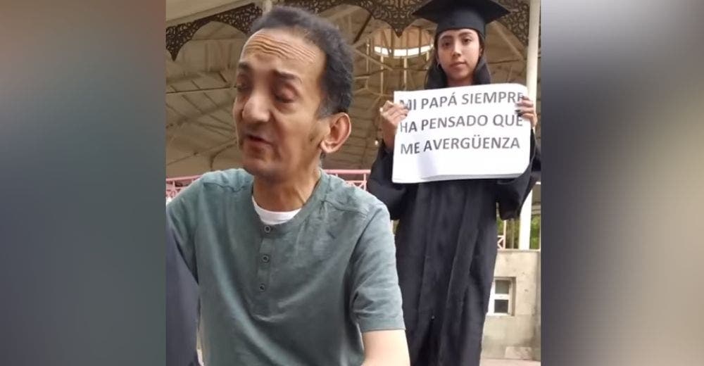 Limpia los zapatos de su humilde padre para disculparse por haberse avergonzado de él Limpia los zapatos de su humilde padre para disculparse por haberse avergonzado de él