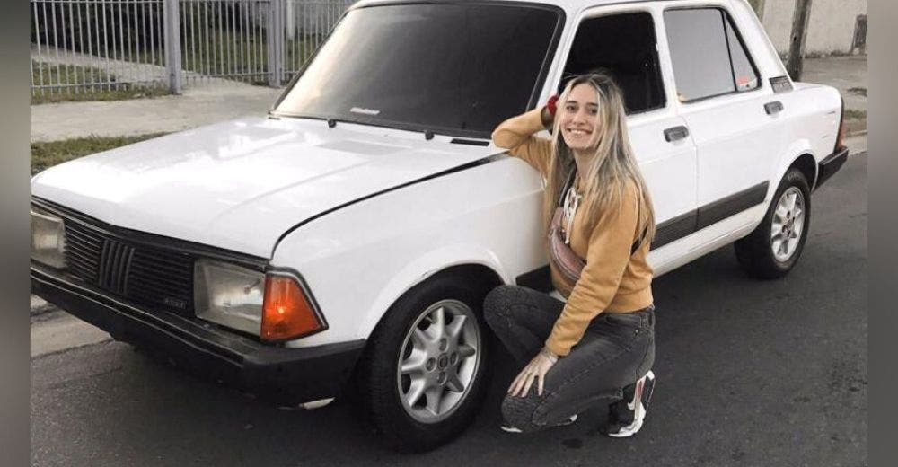 Se burlan de la humilde joven que compartió con orgullo el logro de comprarse el auto que quería Se burlan de la humilde joven que compartió con orgullo el logro de comprarse el auto que quería