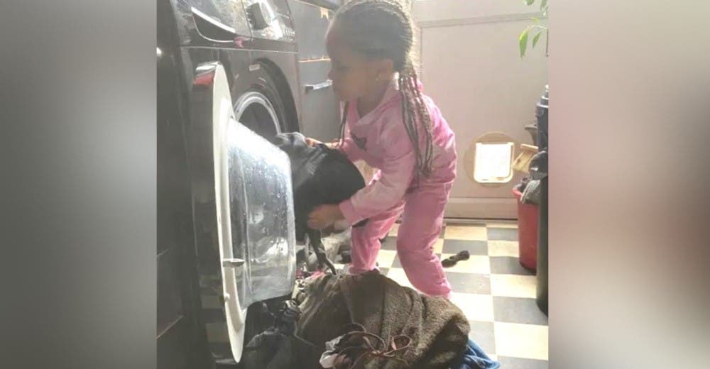 «Nació mujer, así que es su deber» – Le enseña a su hija de 3 años a lavar su ropa y limpiar «Nació mujer, así que es su deber» – Le enseña a su hija de 3 años a lavar su ropa y limpiar