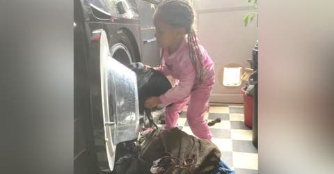 «Nació mujer, así que es su deber» – Le enseña a su hija de 3 años a lavar su ropa y limpiar