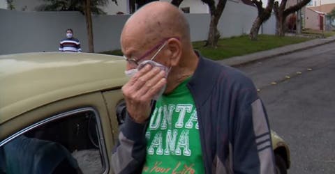 Devastado maestro se ve obligado a vender su auto de toda la vida y sus antiguos alumnos actúan