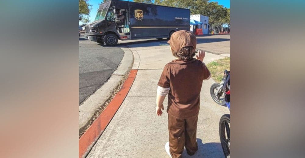 Un niño de 3 años conmociona a los repartidores mientras esperaba con ilusión ver el camión