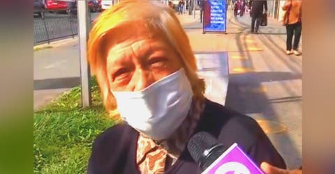 «No tengo otra opción”- Pide ayuda la abuelita que duerme sentada en las calles de su país