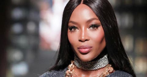 La modelo Naomi Campbell causa controversia al anunciar que se convirtió en madre a los 50 años