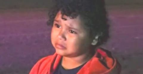 Una niña de 8 años llora desconsolada sola en otro país y sin poder contactar a sus padres