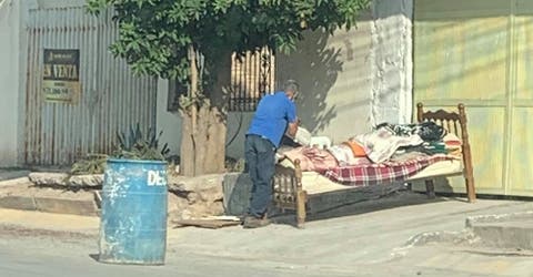 Desolado abuelito de 80 años suplica ayuda, sus hijos lo echaron a la calle tras morir su esposa