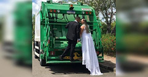 La novia elige fotografiarse sobre el camión de basura para homenajear a su esposo