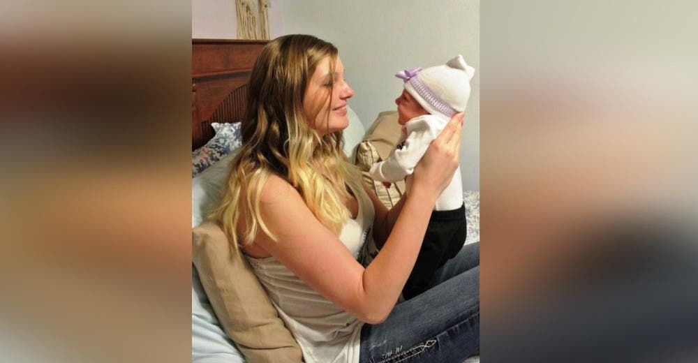 La familia de su pareja le pide que interrumpa su embarazo y viaja casi 5 mil km para dar a luz