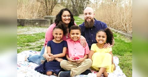 La madre de 3 niños que huyó de su casa celebra que encontró a un papá para sus hijos
