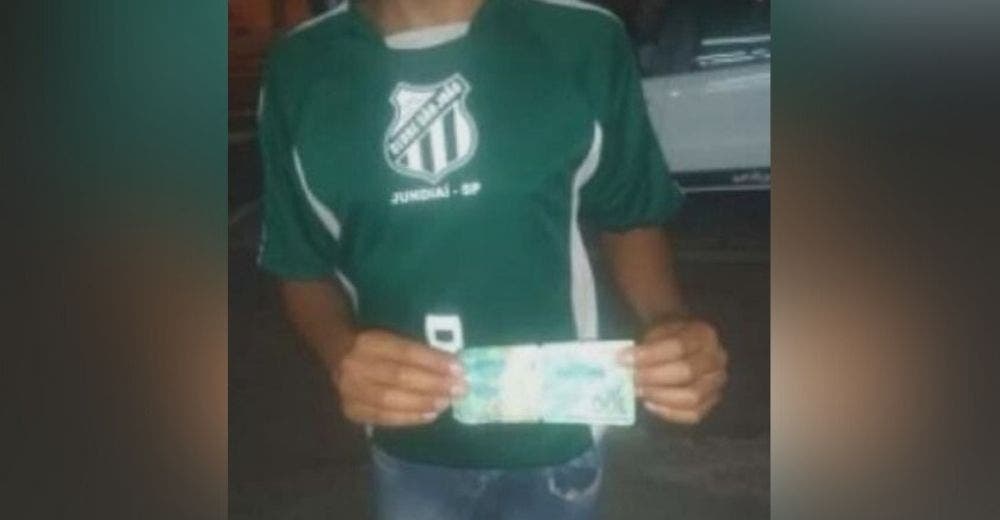 El niño que vende dulces en la calle llora porque le pagaron toda la mercancía con un billete falso El niño que vende dulces en la calle llora porque le pagaron toda la mercancía con un billete falso