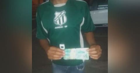 El niño que vende dulces en la calle llora porque le pagaron toda la mercancía con un billete falso