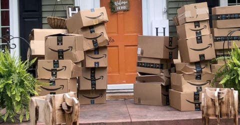 Incrédula, abre las 500 cajas de Amazon que recibió en su casa por error