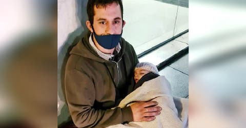 Ayudan al desesperado hombre que pedía limosna en la calle con su bebé de 5 meses