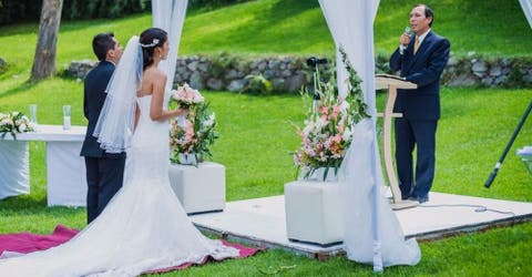 El pastor condena en público el comportamiento de la dama de honor y la novia en la boda