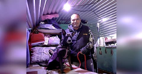 Sobrevive con su hijo enfermo en el interior de un camión porque no puede pagar el alquiler