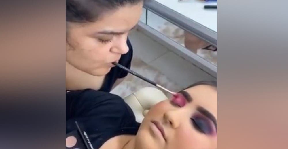 Se convierte en maquilladora profesional usando su boca porque no puede mover sus brazos