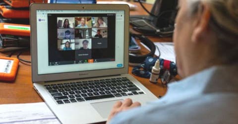 «Estoy harto de tus preguntas»– El profesor la hace llorar desconsolada durante la clase virtual