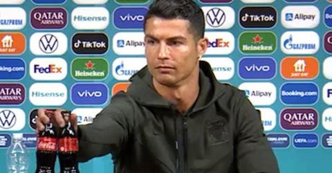 Cristiano Ronaldo rechaza las botellas de Coca-Cola que le ofrecen en una rueda de prensa