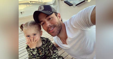 Enrique Iglesias muestra a su tercera hija que ya ha cumplido 18 meses