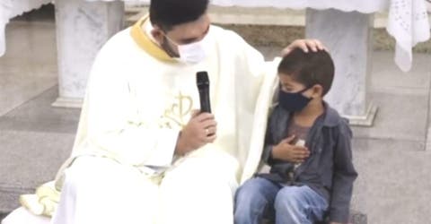 Interrumpe la misa para pedirle al cura que rece por su tío – «Este niño me tomó por sorpresa»