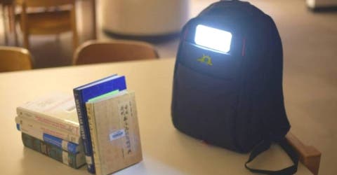 Crea mochilas con luz después de que su primo perdiera la vida por estudiar con velas