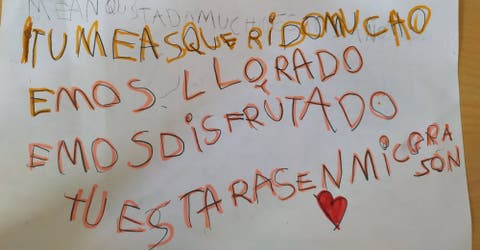 «Estarás en mi corazón»–Un niño de 6 años pide un papel y bolígrafo para escribirle a su maestra