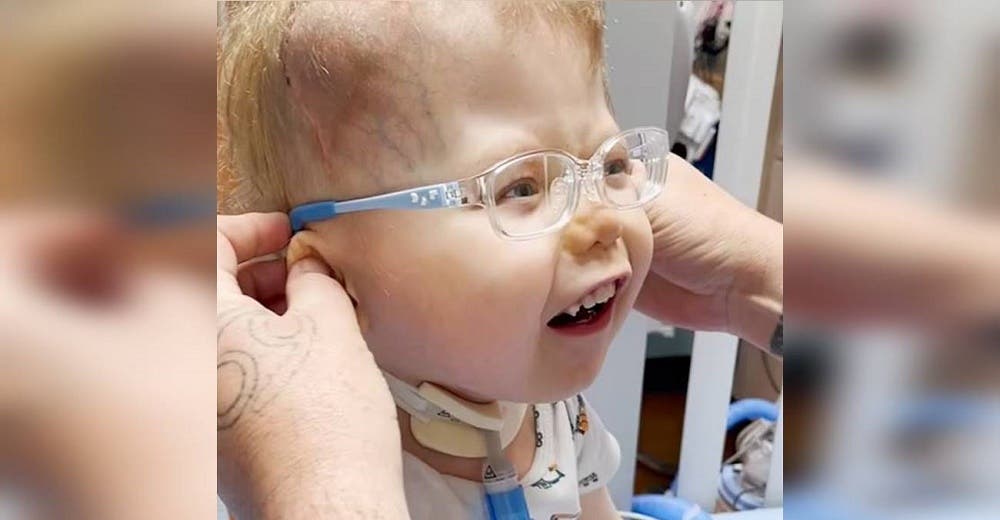 A los 3 años se emociona al ver el rostro de sus padres por primera vez