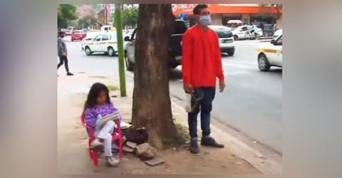 Sin dinero, acude con su hija de 6 años a un semáforo con la esperanza de conseguir empleo