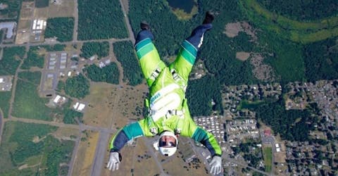 Salta desde un avión sin usar paracaídas a más de 7 mil metros de altura