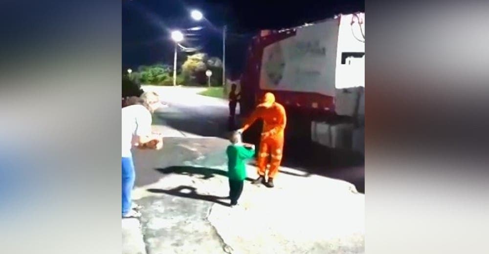 Se impresionan al ver a un niño de 3 años correr hacia los humildes recolectores de basura Se impresionan al ver a un niño de 3 años correr hacia los humildes recolectores de basura