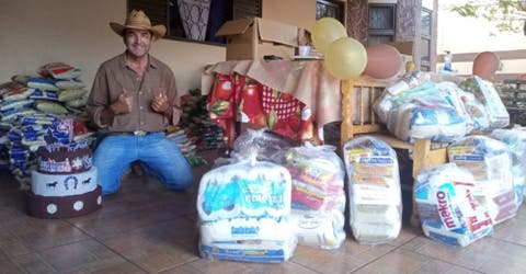 Celebra su cumpleaños recolectando alimentos frente a su casa para combatir el hambre
