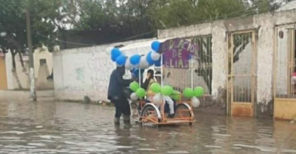 Un humilde padre acude a la caravana de graduación de su hijo con su triciclo decorado Un humilde padre acude a la caravana de graduación de su hijo con su triciclo decorado