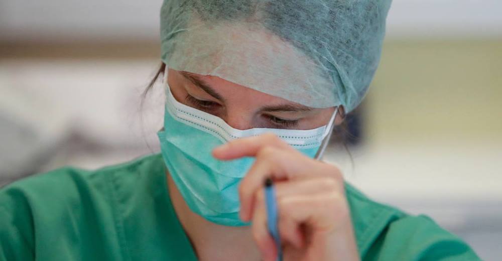 Le dice al esposo de su paciente embarazada que el bebé que espera no es suyo Le dice al esposo de su paciente embarazada que el bebé que espera no es suyo