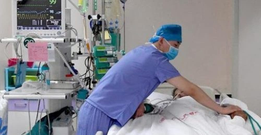 «La doctora gritó en el pasillo» – Un enfermero se alarma y llora al ver a su madre en la UCI