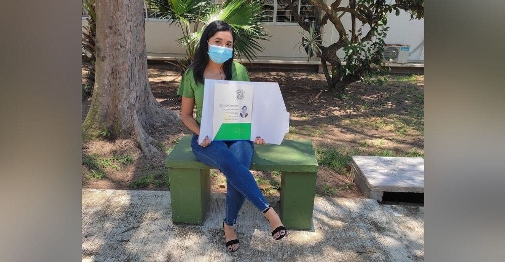 Muestra su título universitario en el lugar en el que vendía dulces en la calle para estudiar Muestra su título universitario en el lugar en el que vendía dulces en la calle para estudiar