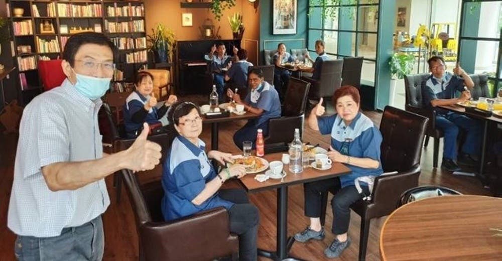 Invita al personal de limpieza a almorzar en su nuevo restaurante para agradecerles Invita al personal de limpieza a almorzar en su nuevo restaurante para agradecerles