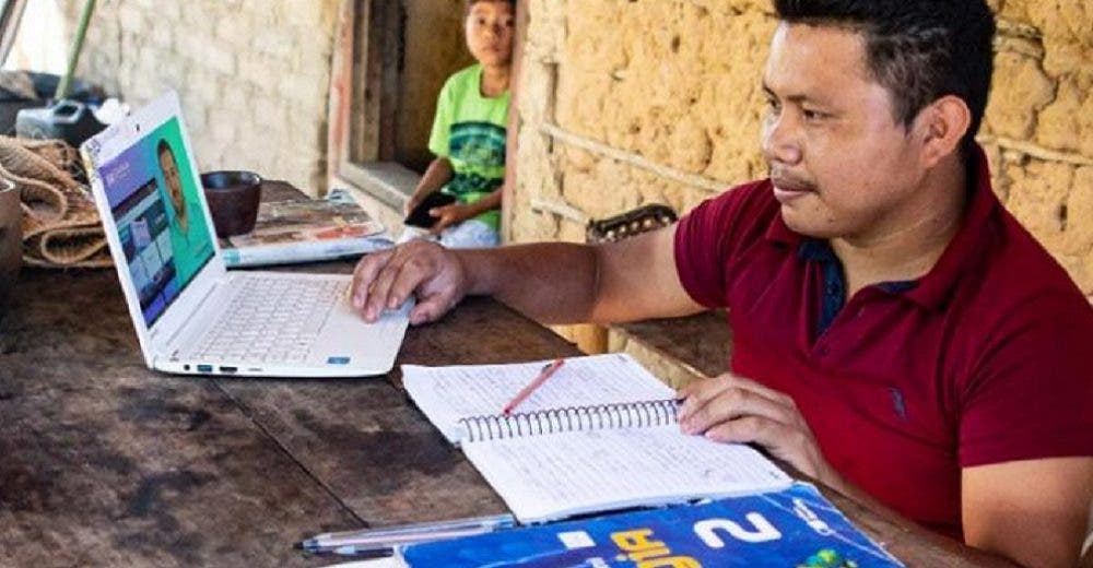 Un joven indígena deja su humilde casa y logra entrar a la universidad para estudiar medicina