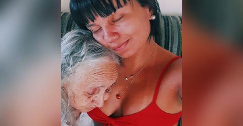 «Te convertiste en mi niña» – Se dedica a cuidar a su abuelita aunque no puede recordarla