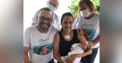 Conocen por primera vez a su bebé que nació mientras se encontraban intubados en la UCI