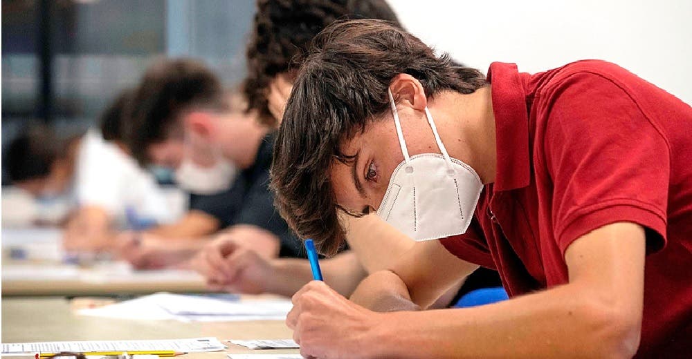 Rechaza su beca universitaria para que un humilde joven sin dinero pudiera estudiar Rechaza su beca universitaria para que un humilde joven sin dinero pudiera estudiar