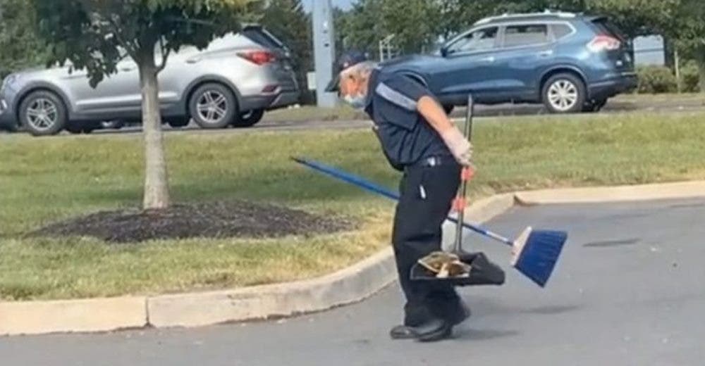 Hacen llorar al abuelito que trabaja de sol a sol limpiando en un McDonald’s Hacen llorar al abuelito que trabaja de sol a sol limpiando en un McDonald’s