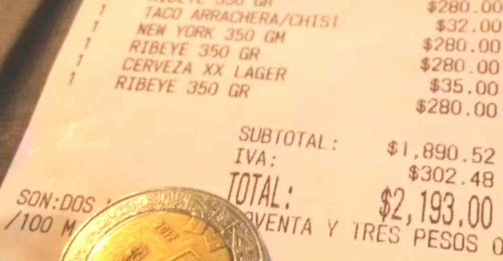 Reclama por la propina que le dejaron los clientes que consumieron más de 100 dólares Reclama por la propina que le dejaron los clientes que consumieron más de 100 dólares